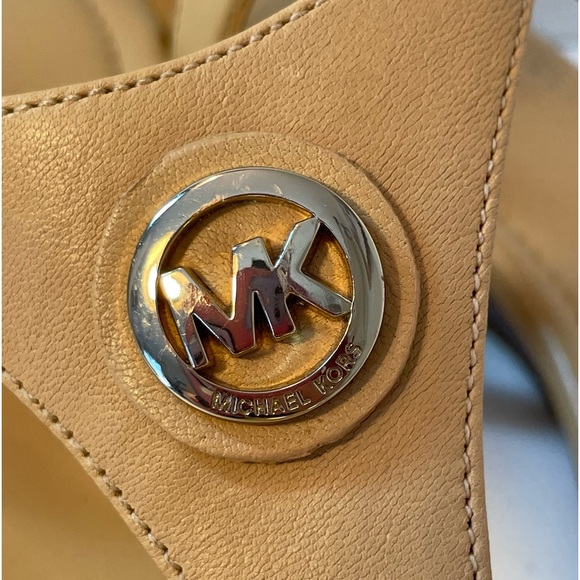 ⬇️MICHAEL Michael Kors Nude/Tan T-Strap Thong Wedge Heel Sandals Women’s Size 9M - Picture 7 of 10